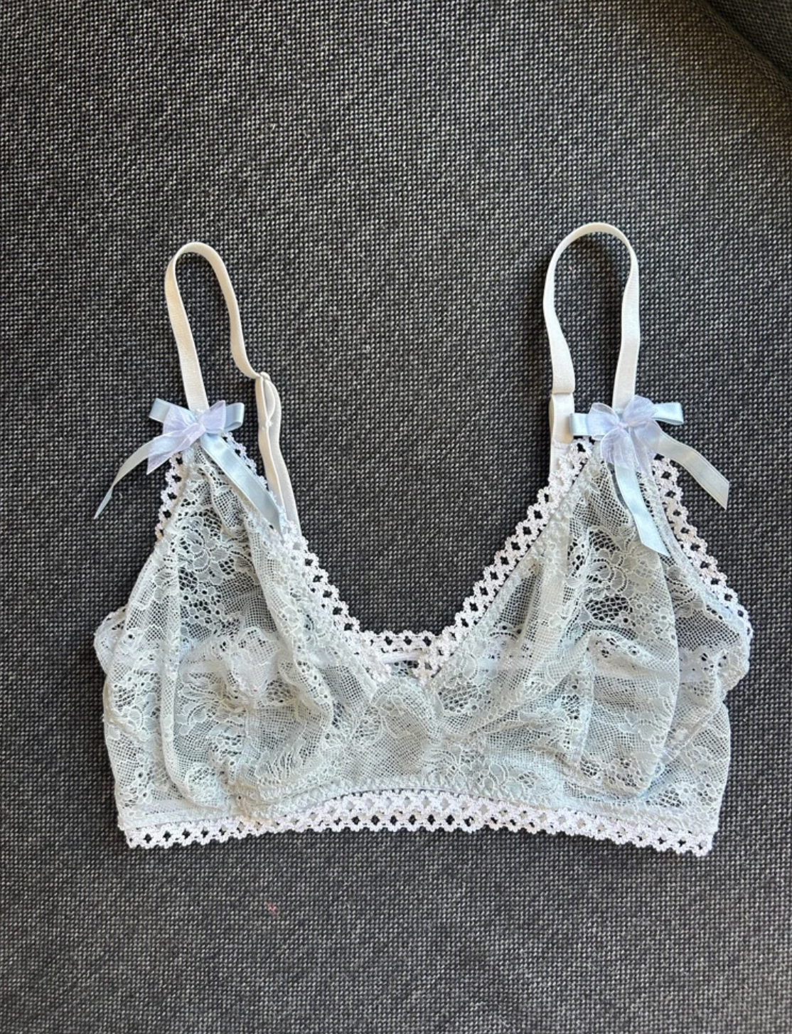 Triangle en dentelle de Calais bleu gris - vue alternative