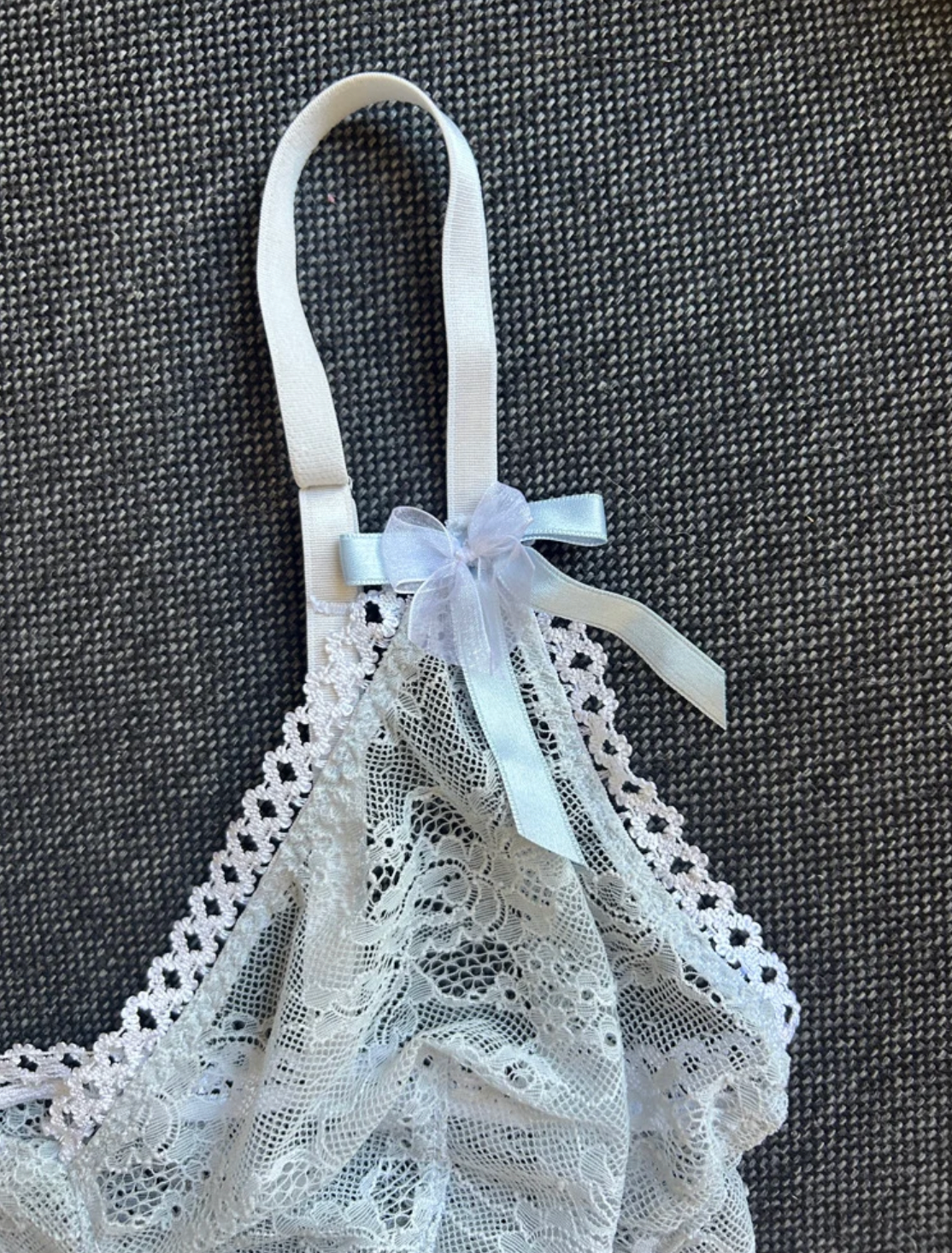 Triangle en dentelle de Calais bleu gris - vue 4