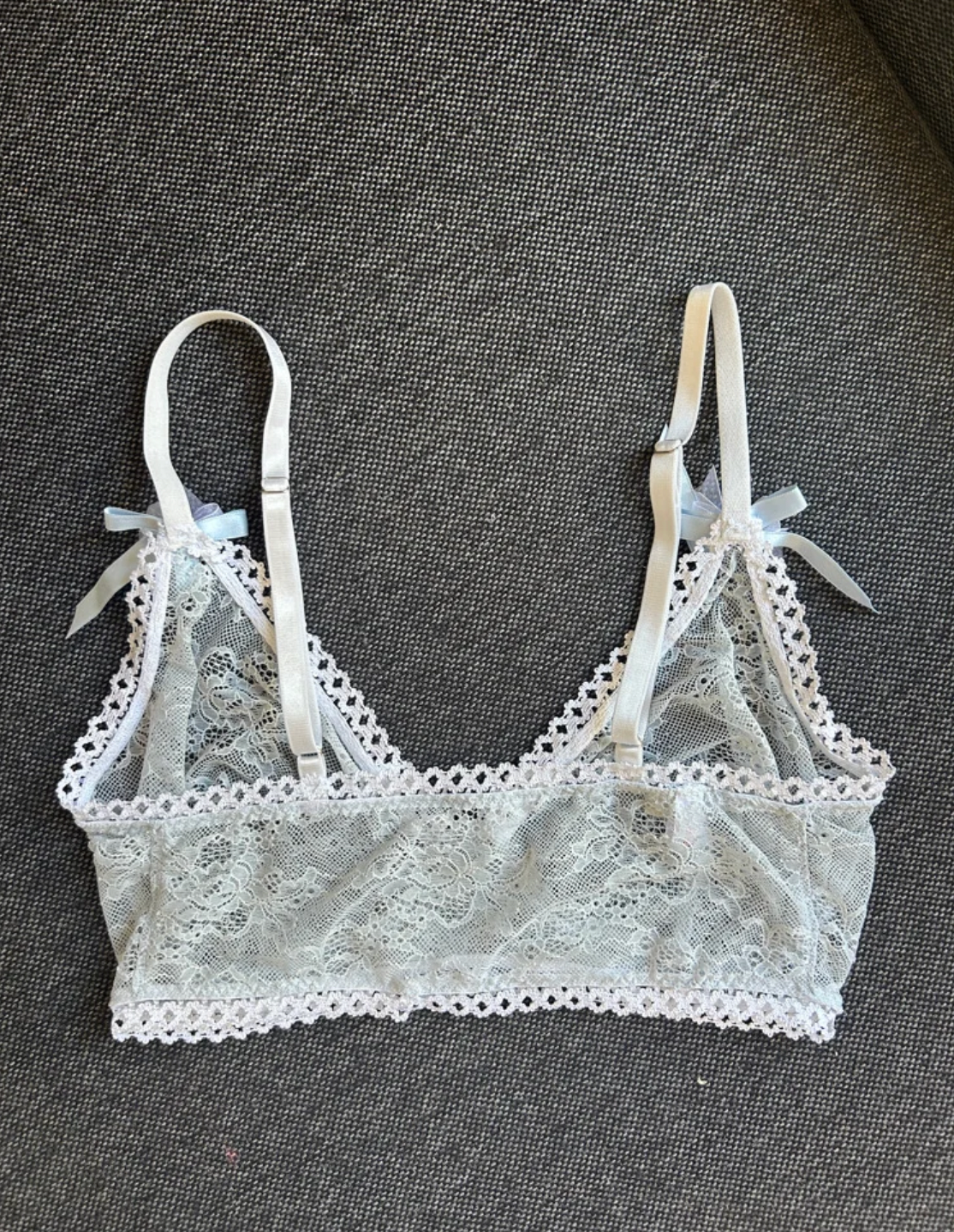 Triangle en dentelle de Calais bleu gris - vue 5