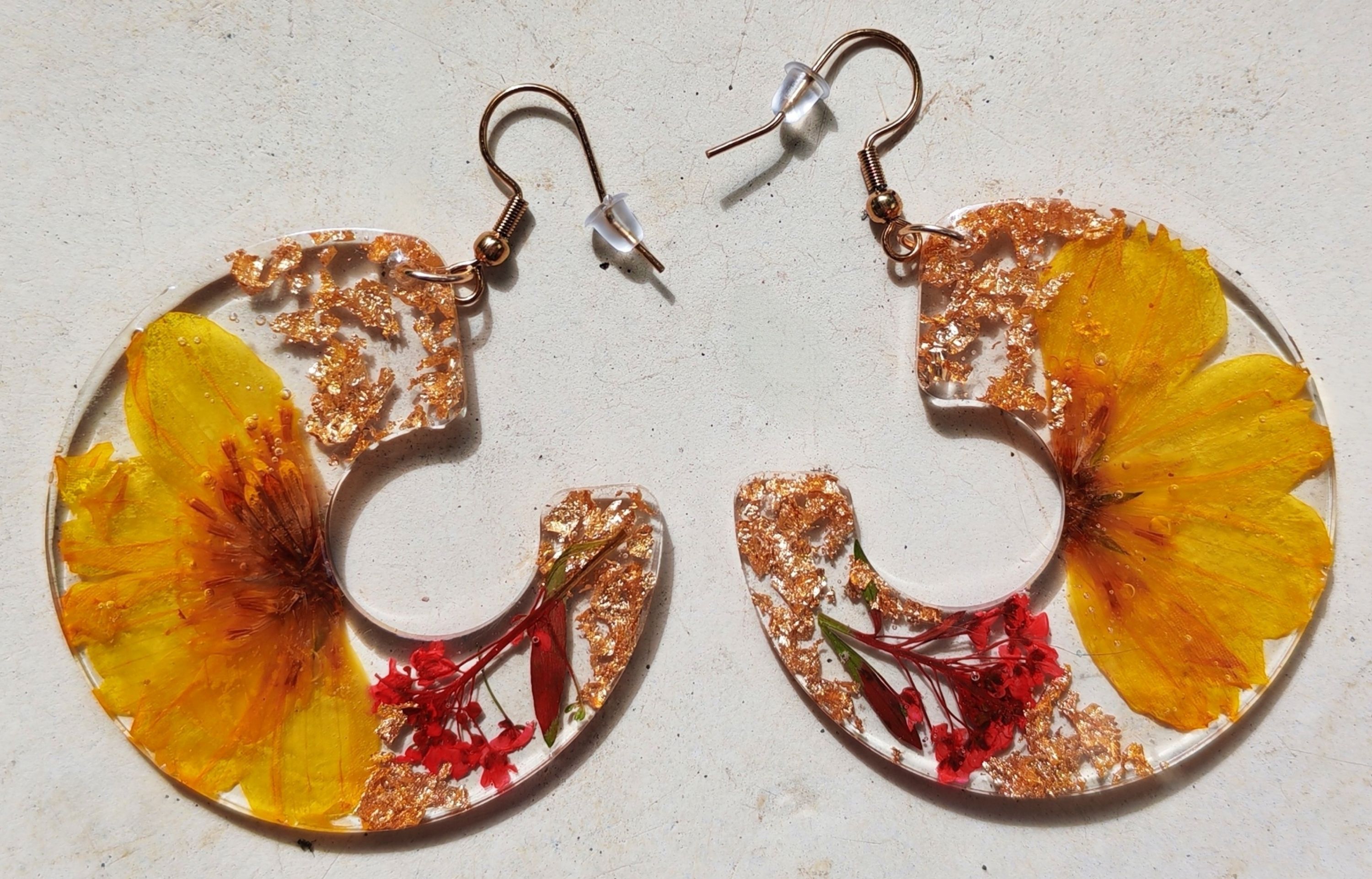 Boucles d’oreilles fleuries en résine – jaune & doré - vue alternative