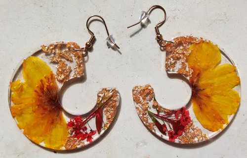 Boucles d’oreilles fleuries en résine – jaune & doré - vue alternative