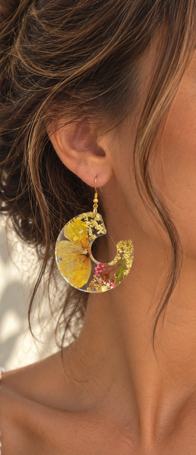 Boucles d’oreilles fleuries en résine – jaune & doré