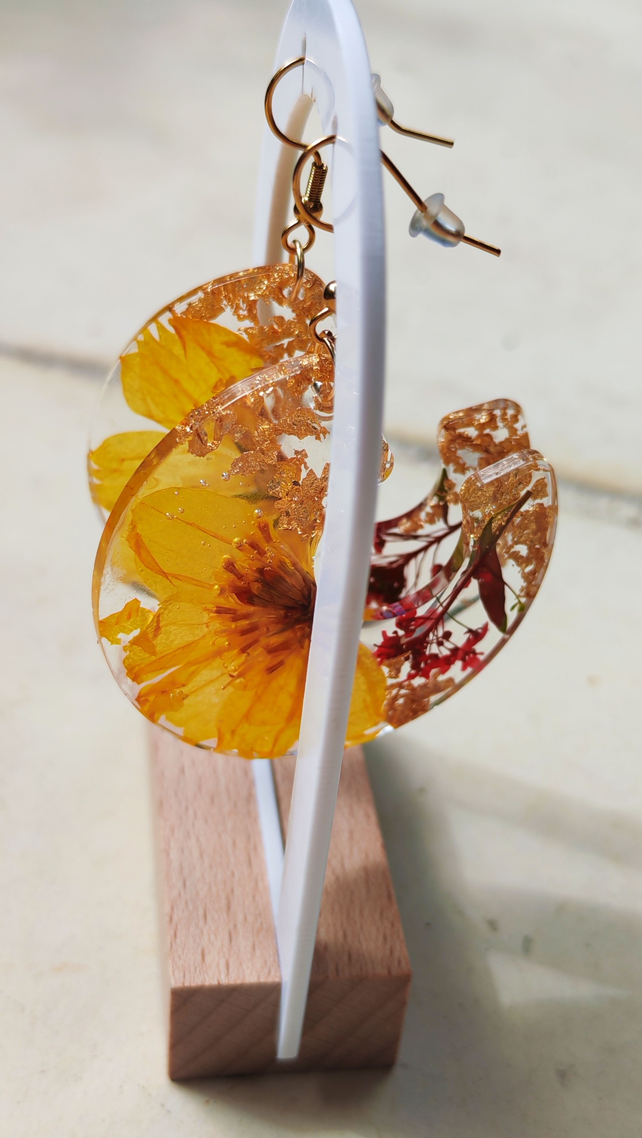 Boucles d’oreilles fleuries en résine – jaune & doré - vue 5