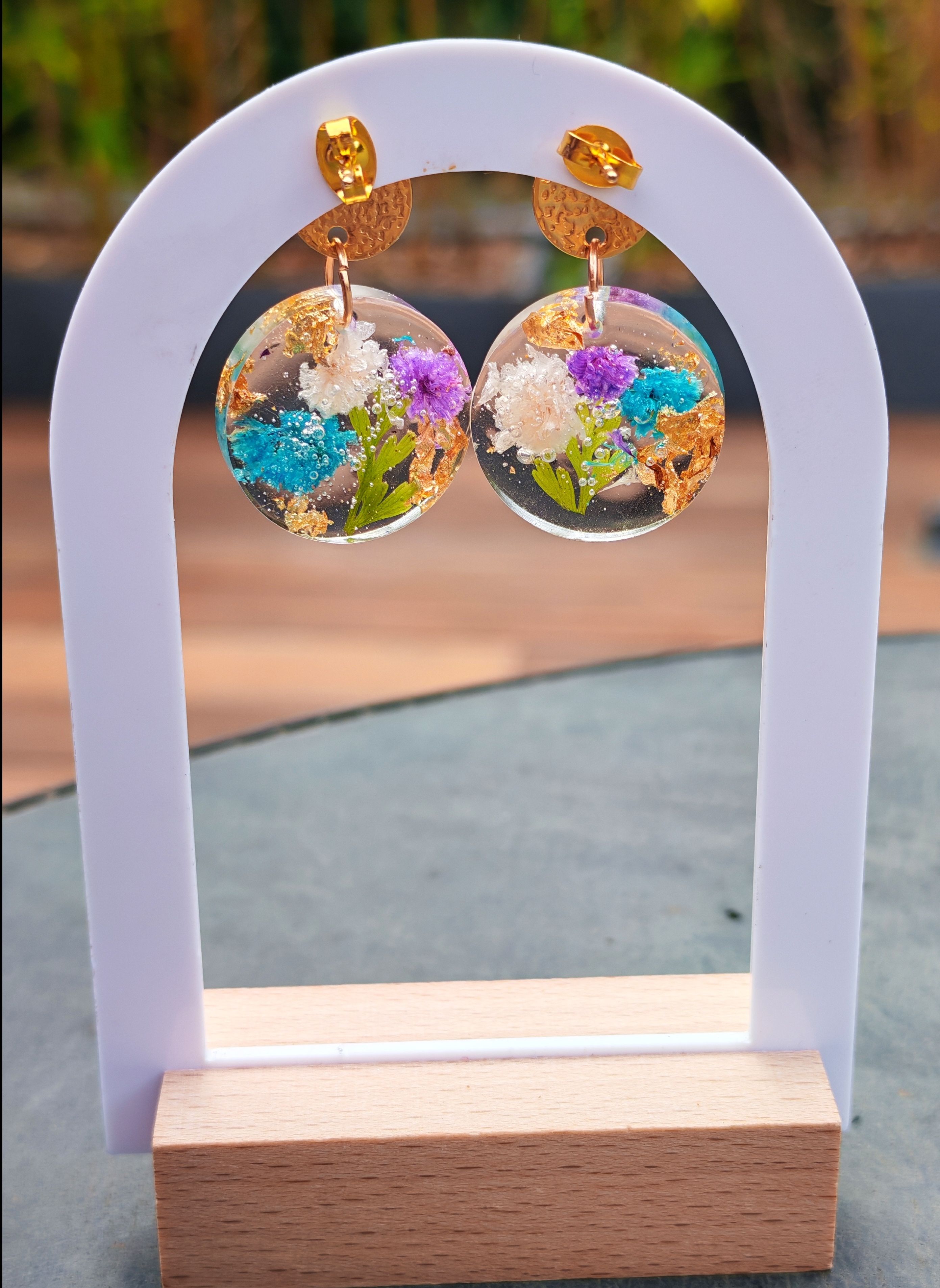 Boucles d'oreilles fleurs séchées résine & doré - vue 4