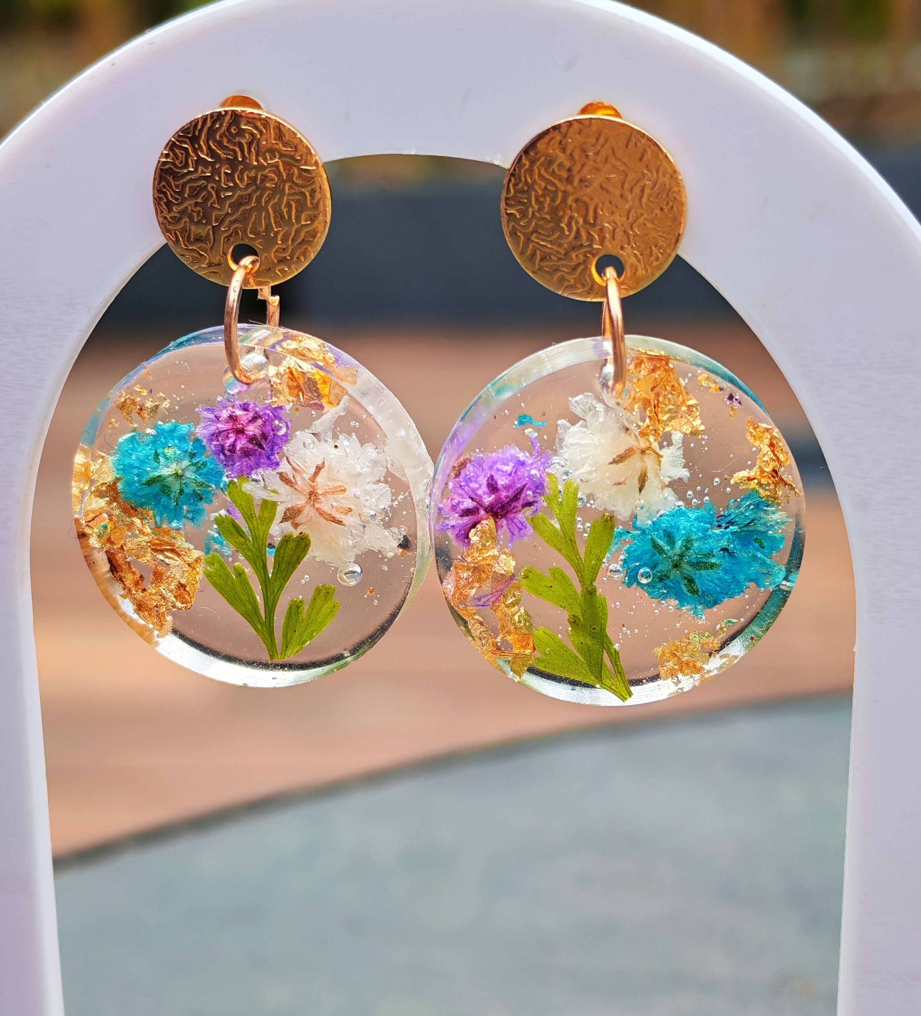 Boucles d'oreilles fleurs séchées résine & doré - vue alternative