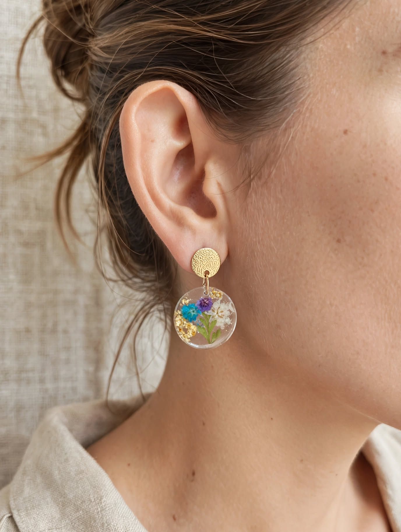 Boucles d'oreilles fleurs séchées résine & doré - vue 3