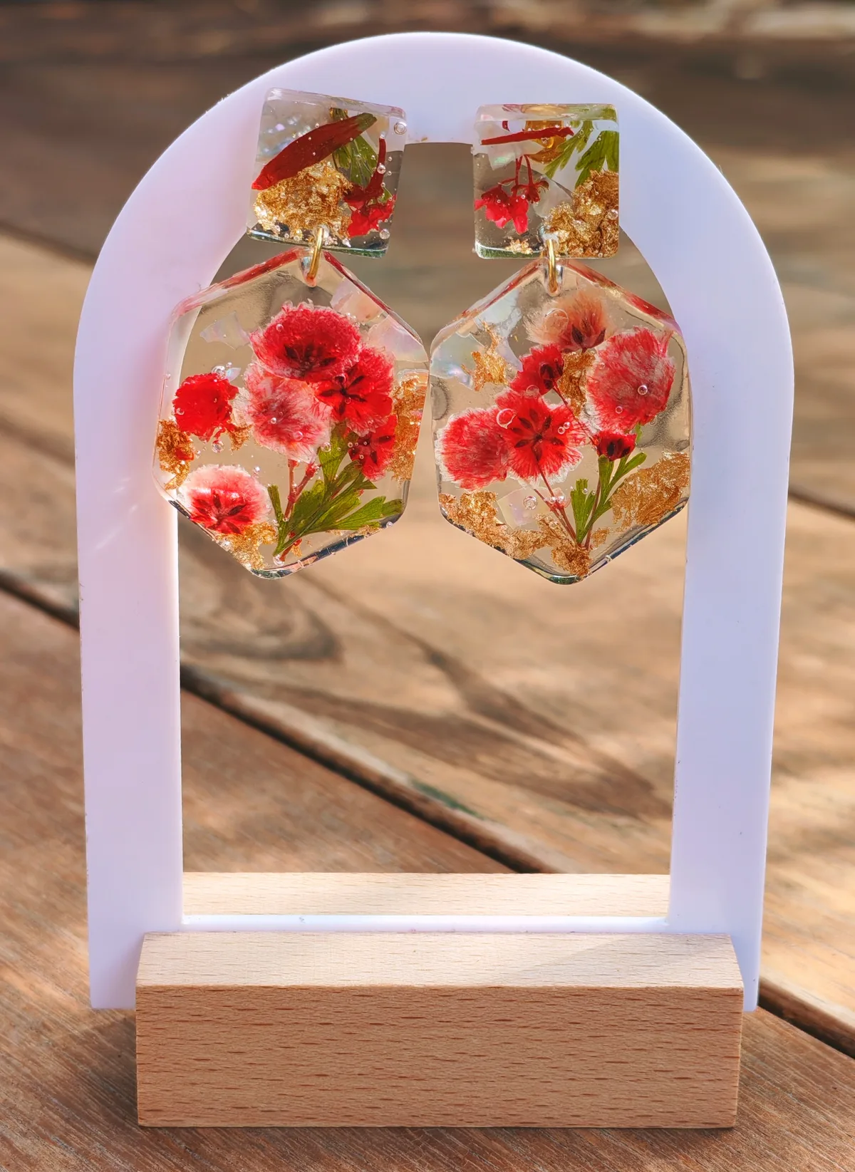 Boucles d’oreilles fleuries en résine – Rouge & doré