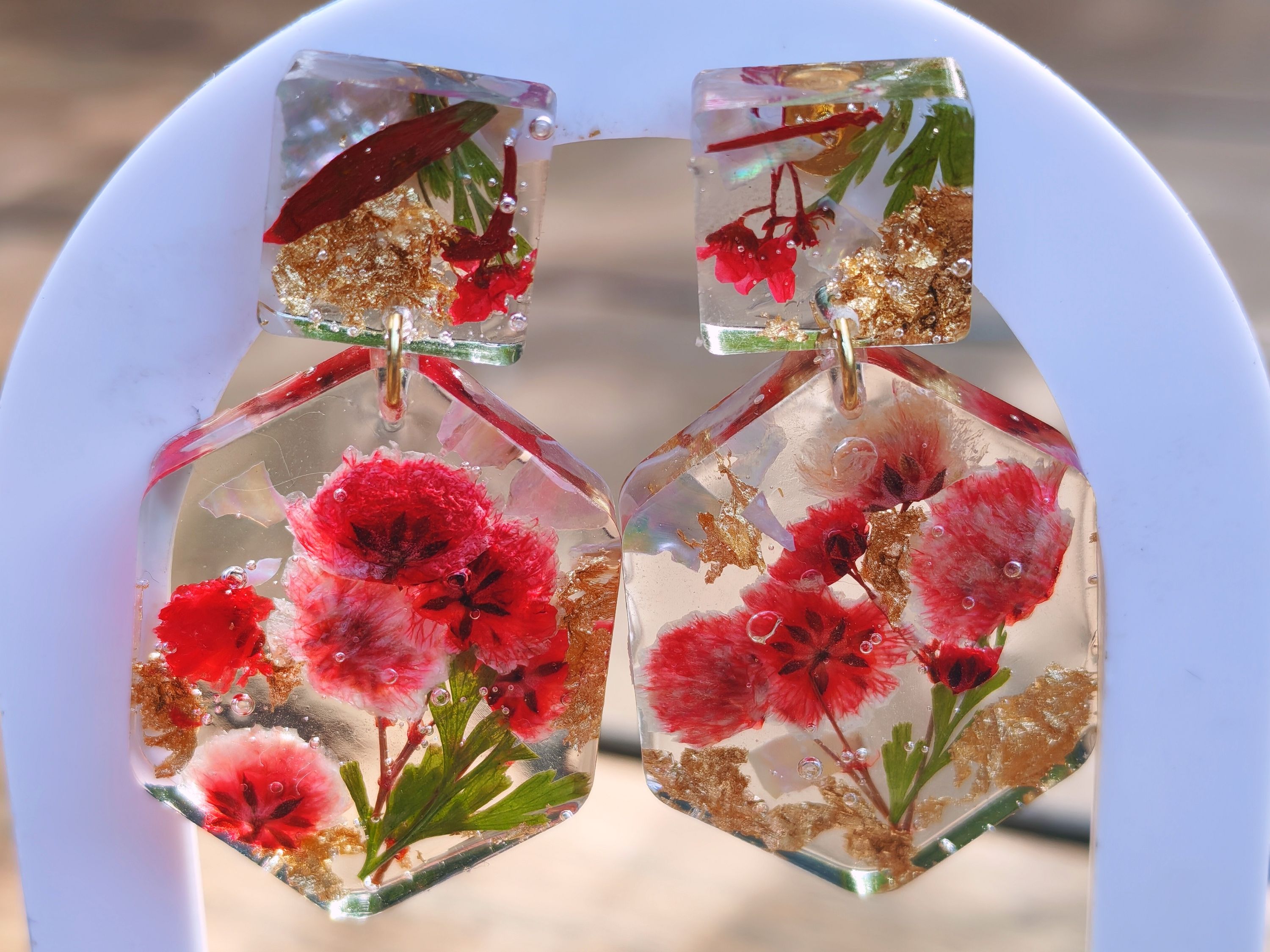 Boucles d’oreilles fleuries en résine – Rouge & doré - vue alternative