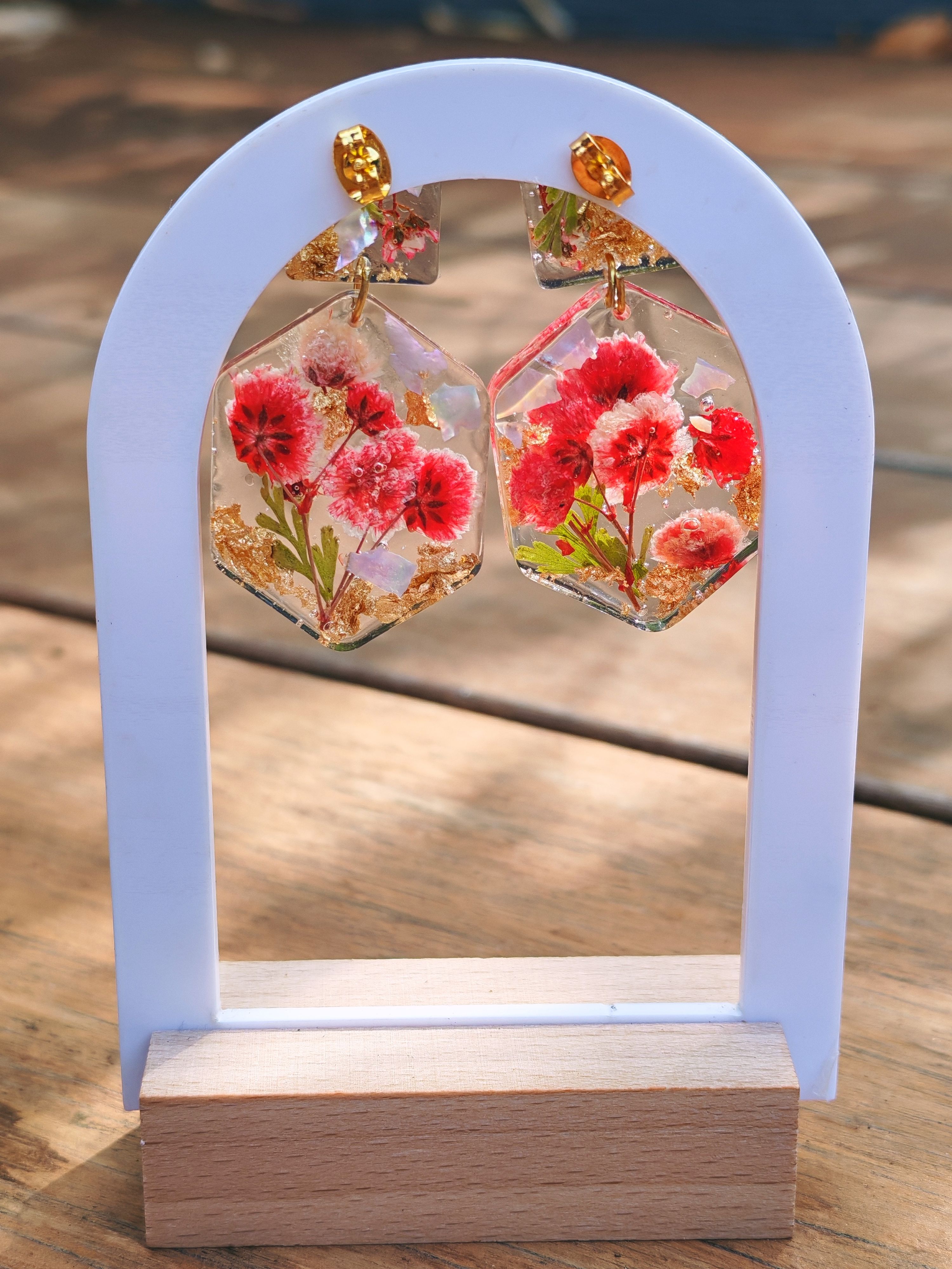 Boucles d’oreilles fleuries en résine – Rouge & doré - vue 4