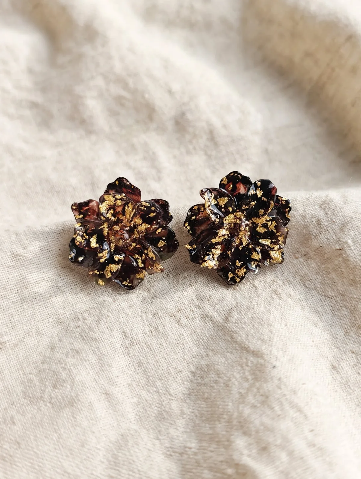 Boucles d'oreilles clous fleurs marrons & or