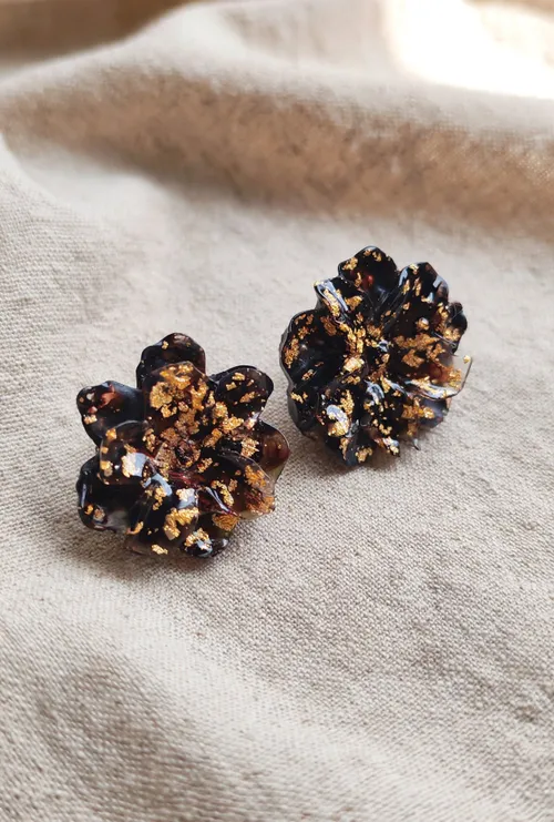 Boucles d'oreilles clous fleurs marrons & or - vue alternative