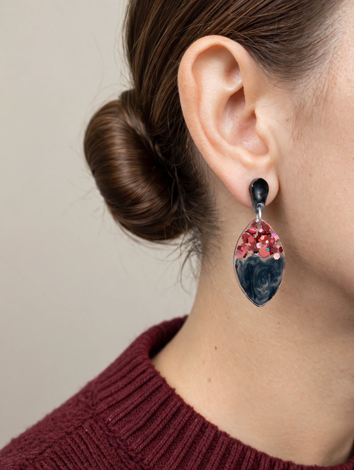 Boucles d'oreilles artisanales paillettes orange & résine bleu nuit - vue alternative