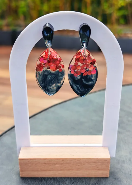 Boucles d'oreilles artisanales paillettes orange & résine bleu nuit