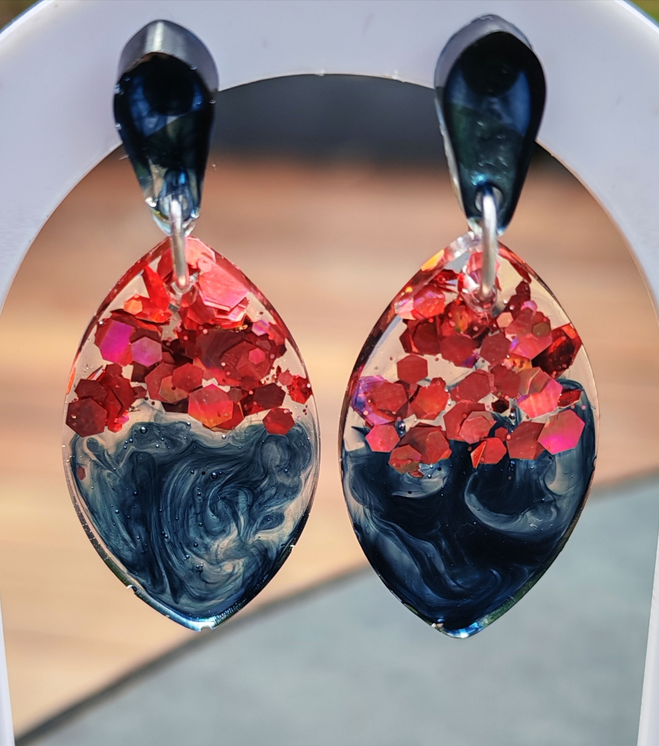 Boucles d'oreilles artisanales paillettes orange & résine bleu nuit - vue 3