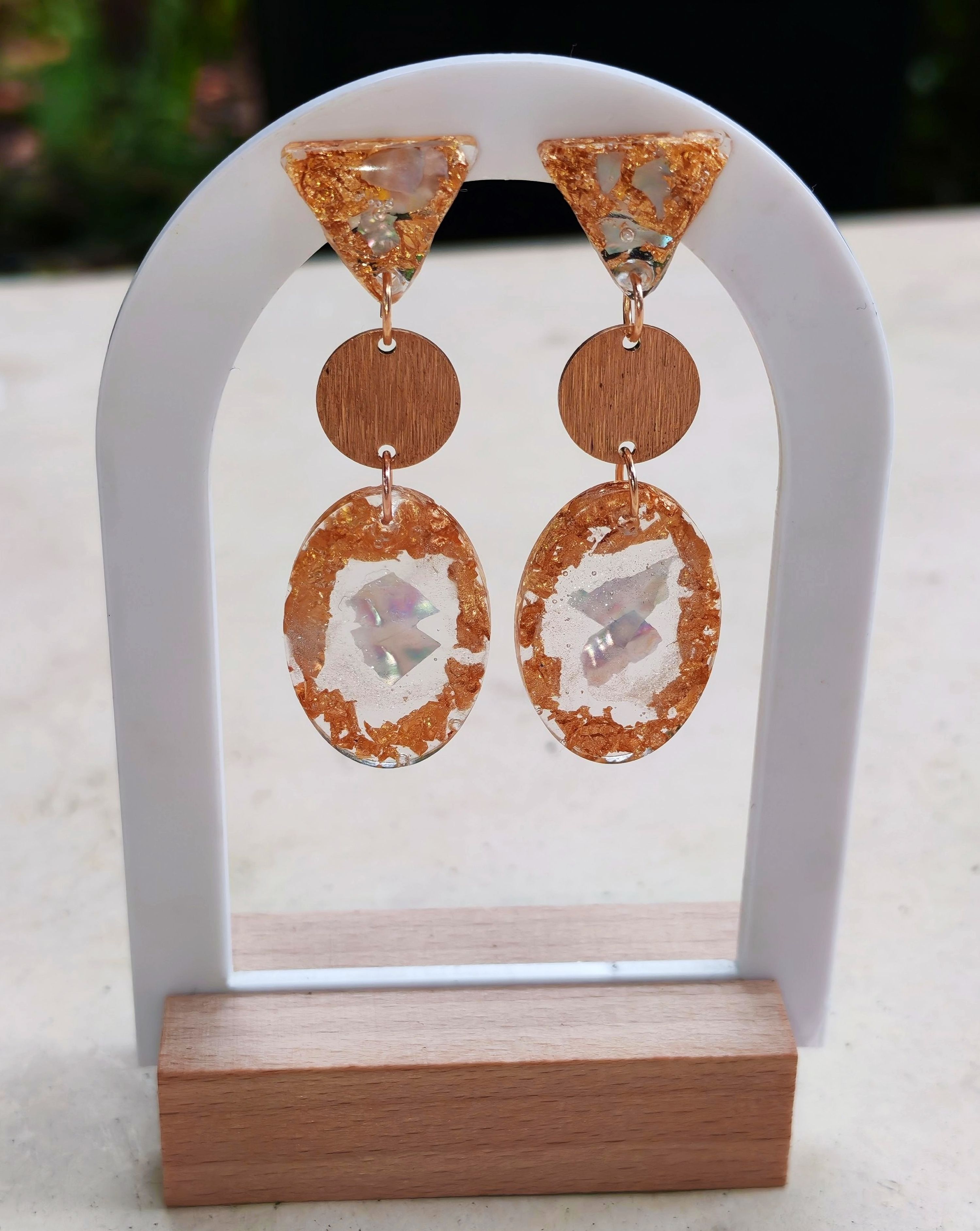 Boucles d’oreilles dorées, reflets irisés et transparence - vue alternative