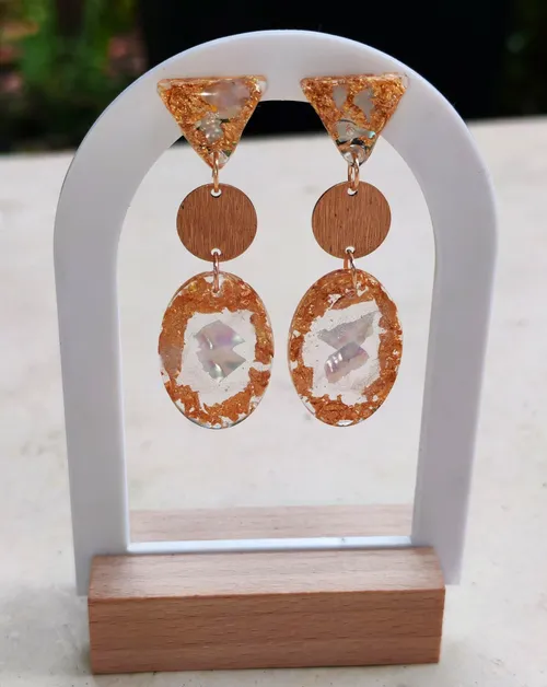 Boucles d’oreilles dorées, reflets irisés et transparence - vue alternative