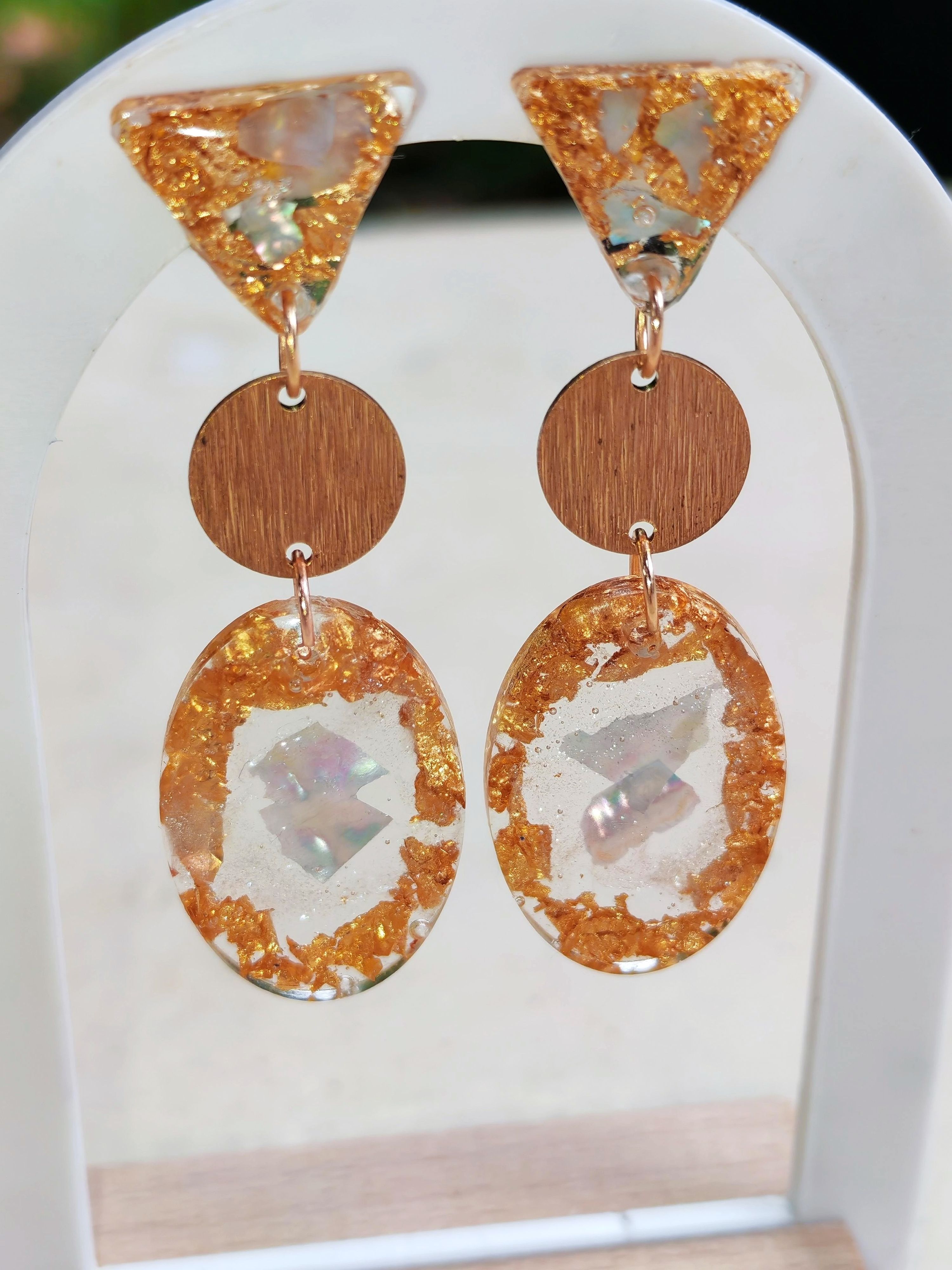 Boucles d’oreilles dorées, reflets irisés et transparence - vue 3