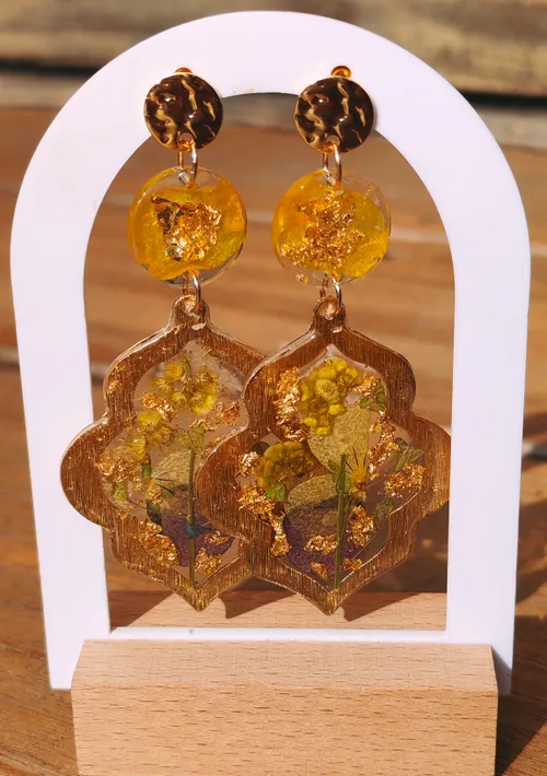Boucles d’oreilles fleuries dorées – résine & fleurs séchées