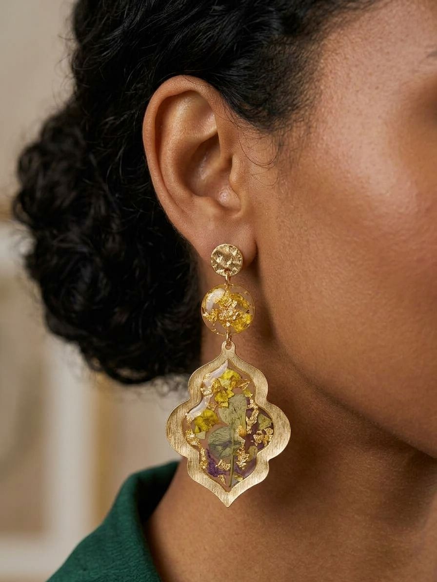 Boucles d’oreilles fleuries dorées – résine & fleurs séchées - vue alternative