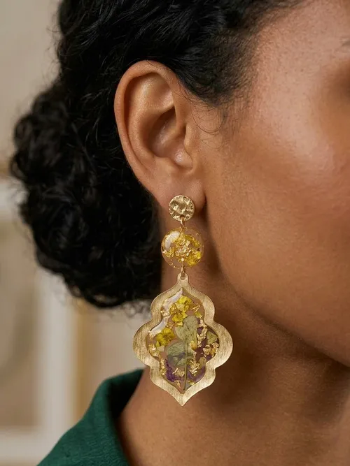 Boucles d’oreilles fleuries dorées – résine & fleurs séchées - vue alternative