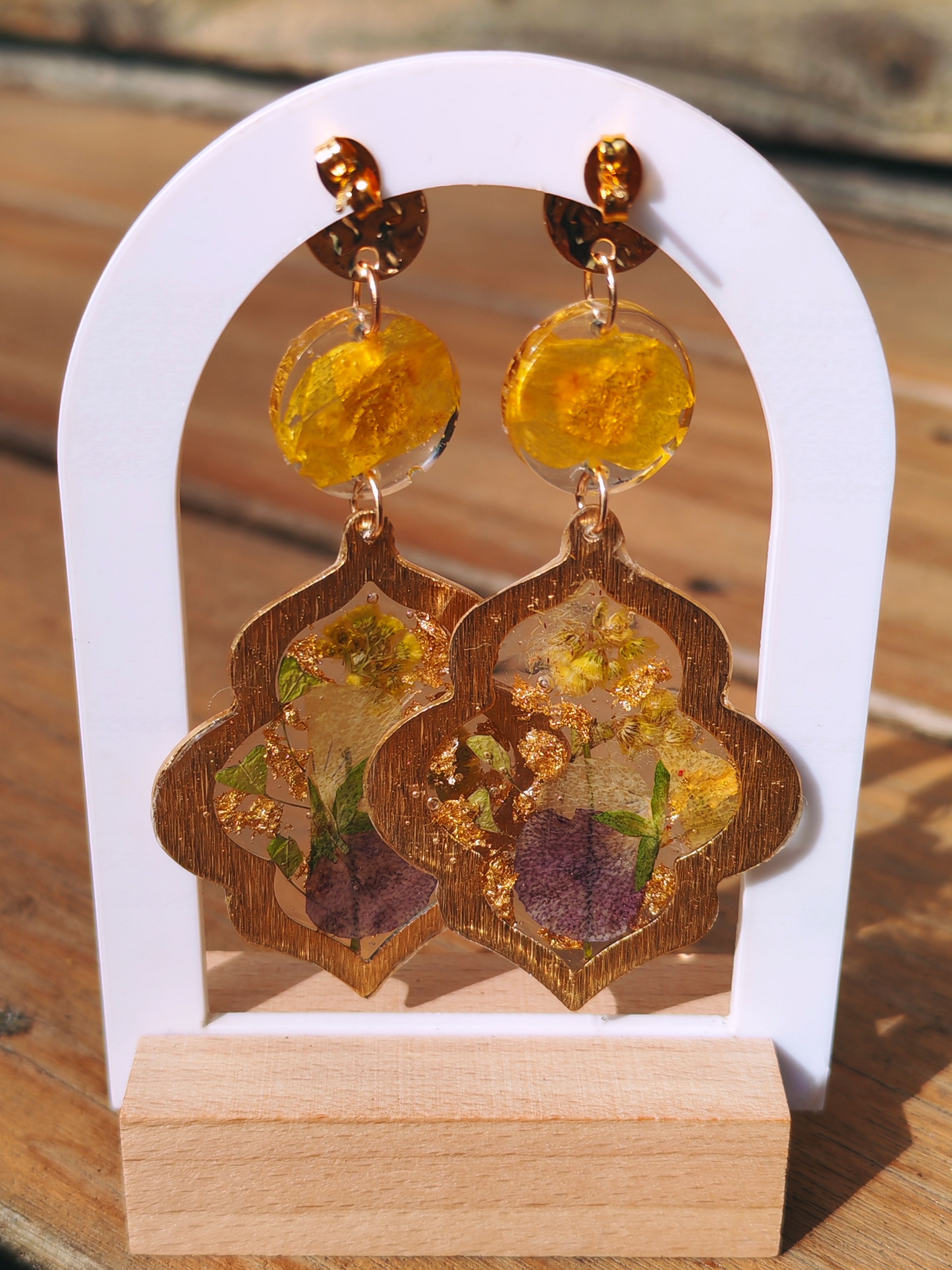 Boucles d’oreilles fleuries dorées – résine & fleurs séchées - vue 4