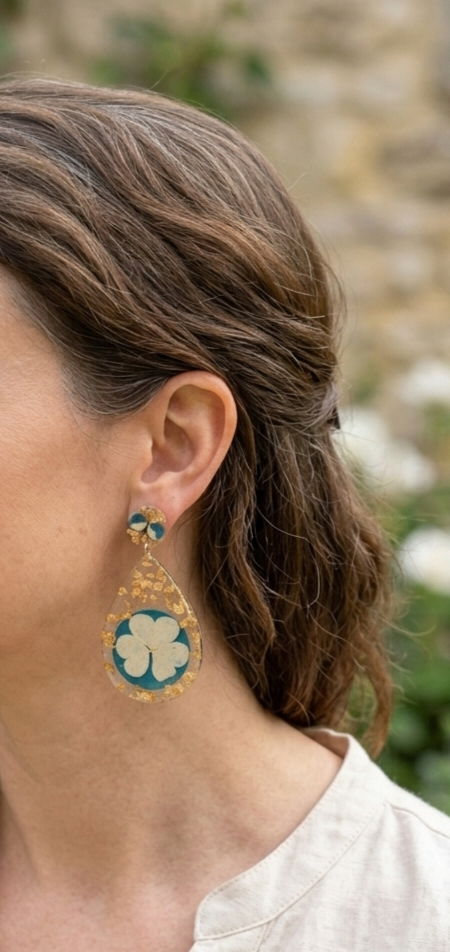 Boucles d’oreilles artisanales en résine époxy & cyanotypes végétaux - vue alternative