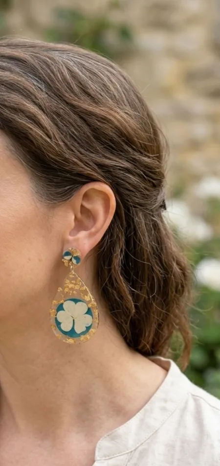 Boucles d’oreilles artisanales en résine époxy & cyanotypes végétaux - vue alternative